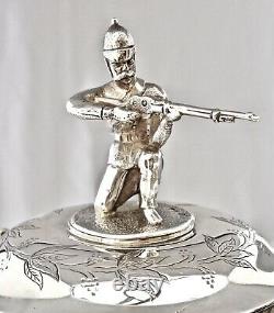 C'est Pas Vrai! 1892 Argent Sterling Victorien Figural Rifleman, Rifles & Bayonets Trophy