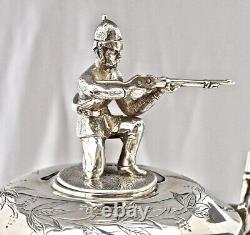 C'est Pas Vrai! 1892 Argent Sterling Victorien Figural Rifleman, Rifles & Bayonets Trophy