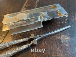 Grande Repousse Silver Box Lon 1897 Fitted Silver Poignée Curling Tongs & Burner