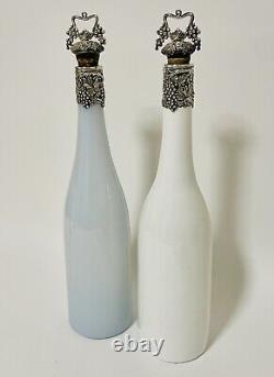Paire de carafes anciennes en verre de lait victorien avec bouchons en métal argenté blanc
