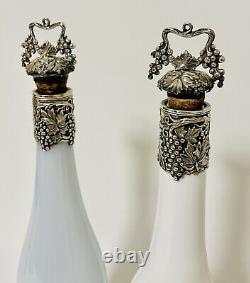 Paire de carafes anciennes en verre de lait victorien avec bouchons en métal argenté blanc